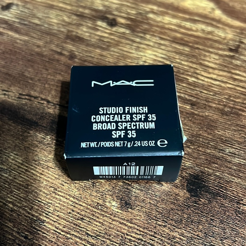 NW20 Studio Finish Concealer SPF35 MAC